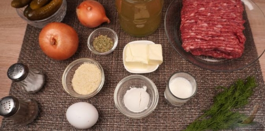 Фото приготовления рецепта: Фрикадельки в огуречном соусе - шаг №1