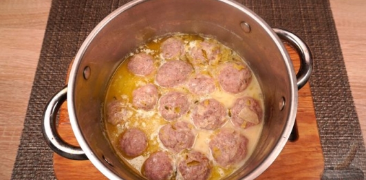 Фото приготовления рецепта: Фрикадельки в огуречном соусе - шаг №18