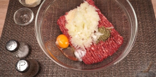 Фото приготовления рецепта: Фрикадельки в огуречном соусе - шаг №3