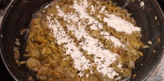 Фото приготовления рецепта: Фрикадельки в огуречном соусе - шаг №12