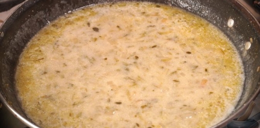 Фото приготовления рецепта: Фрикадельки в огуречном соусе - шаг №16