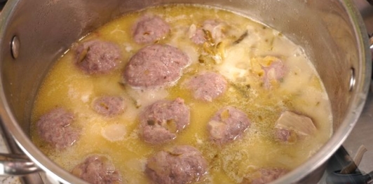 Фото приготовления рецепта: Фрикадельки в огуречном соусе - шаг №17