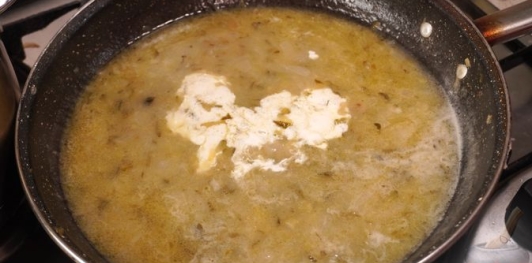 Фото приготовления рецепта: Фрикадельки в огуречном соусе - шаг №15