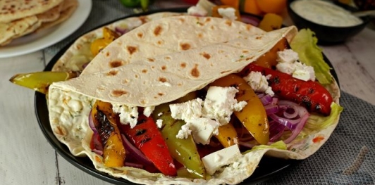 Фото приготовления рецепта: Гирос со сладким перцем, помидорами, луком и фетой - шаг №22