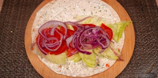 Фото приготовления рецепта: Гирос со сладким перцем, помидорами, луком и фетой - шаг №18