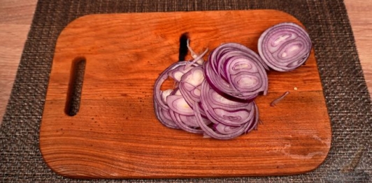 Фото приготовления рецепта: Гирос со сладким перцем, помидорами, луком и фетой - шаг №8