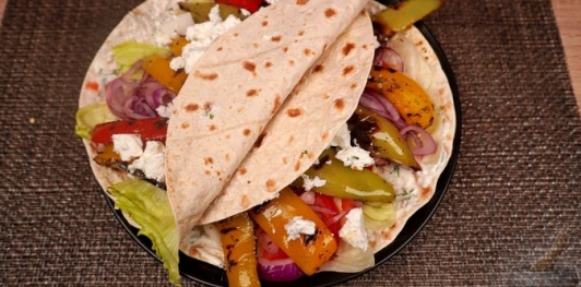 Фото приготовления рецепта: Гирос со сладким перцем, помидорами, луком и фетой - шаг №21