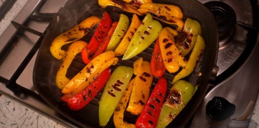 Фото приготовления рецепта: Гирос со сладким перцем, помидорами, луком и фетой - шаг №13