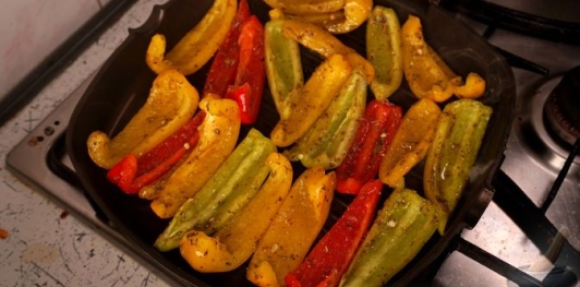 Фото приготовления рецепта: Гирос со сладким перцем, помидорами, луком и фетой - шаг №12