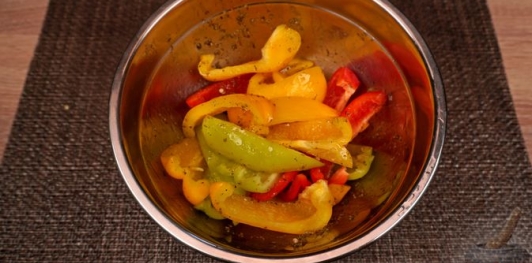 Фото приготовления рецепта: Гирос со сладким перцем, помидорами, луком и фетой - шаг №6