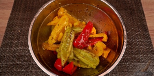 Фото приготовления рецепта: Гирос со сладким перцем, помидорами, луком и фетой - шаг №7