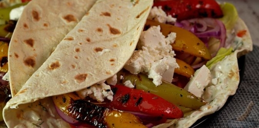 Фото приготовления рецепта: Гирос со сладким перцем, помидорами, луком и фетой - шаг №23