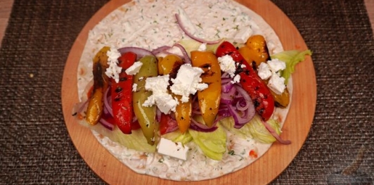 Фото приготовления рецепта: Гирос со сладким перцем, помидорами, луком и фетой - шаг №20