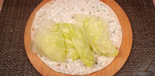 Фото приготовления рецепта: Гирос со сладким перцем, помидорами, луком и фетой - шаг №16