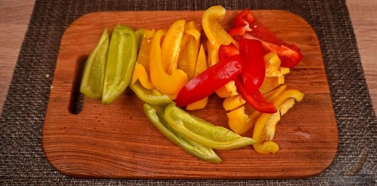 Фото приготовления рецепта: Гирос со сладким перцем, помидорами, луком и фетой - шаг №5