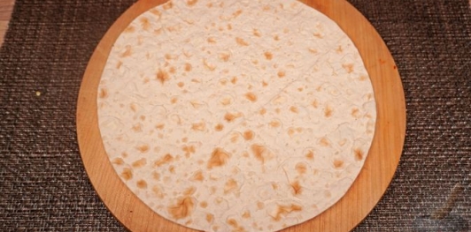 Фото приготовления рецепта: Гирос со сладким перцем, помидорами, луком и фетой - шаг №14