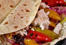 Гирос со сладким перцем, помидорами, луком и фетой