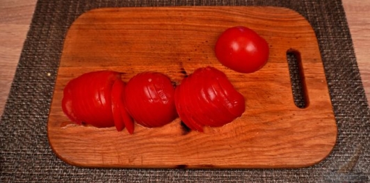 Фото приготовления рецепта: Гирос со сладким перцем, помидорами, луком и фетой - шаг №11