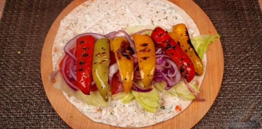 Фото приготовления рецепта: Гирос со сладким перцем, помидорами, луком и фетой - шаг №19