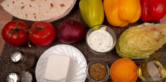 Фото приготовления рецепта: Гирос со сладким перцем, помидорами, луком и фетой - шаг №1