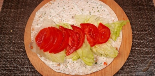 Фото приготовления рецепта: Гирос со сладким перцем, помидорами, луком и фетой - шаг №17