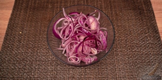 Фото приготовления рецепта: Гирос со сладким перцем, помидорами, луком и фетой - шаг №10