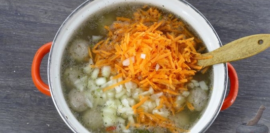 Фото приготовления рецепта: Гречневый суп с фрикадельками и сыром - шаг №13