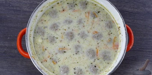 Фото приготовления рецепта: Гречневый суп с фрикадельками и сыром - шаг №17