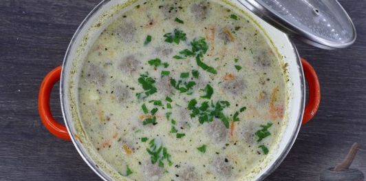 Фото приготовления рецепта: Гречневый суп с фрикадельками и сыром - шаг №18