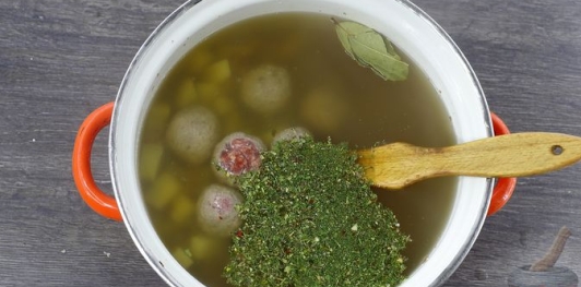 Фото приготовления рецепта: Гречневый суп с фрикадельками и сыром - шаг №10