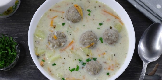 Фото приготовления рецепта: Гречневый суп с фрикадельками и сыром - шаг №19