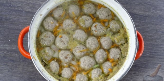 Фото приготовления рецепта: Гречневый суп с фрикадельками и сыром - шаг №14