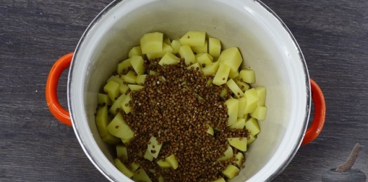 Фото приготовления рецепта: Гречневый суп с фрикадельками и сыром - шаг №4