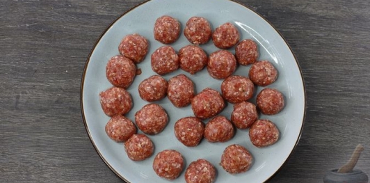 Фото приготовления рецепта: Гречневый суп с фрикадельками и сыром - шаг №8