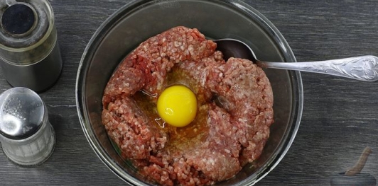 Фото приготовления рецепта: Гречневый суп с фрикадельками и сыром - шаг №7