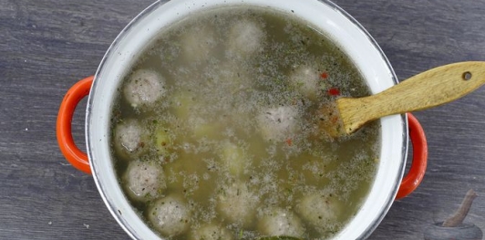 Фото приготовления рецепта: Гречневый суп с фрикадельками и сыром - шаг №11