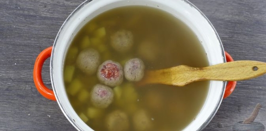 Фото приготовления рецепта: Гречневый суп с фрикадельками и сыром - шаг №9