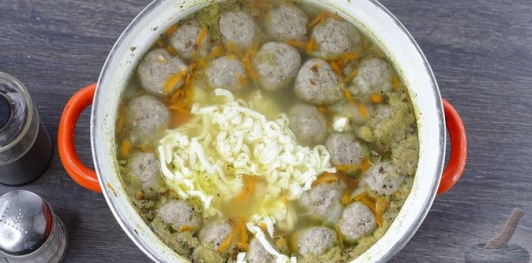 Фото приготовления рецепта: Гречневый суп с фрикадельками и сыром - шаг №16