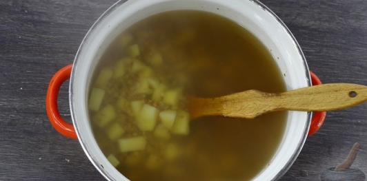 Фото приготовления рецепта: Гречневый суп с фрикадельками и сыром - шаг №6