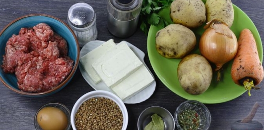 Фото приготовления рецепта: Гречневый суп с фрикадельками и сыром - шаг №1