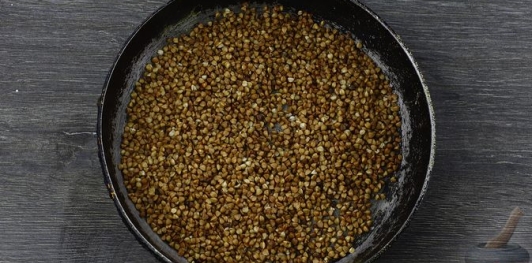 Фото приготовления рецепта: Гречневый суп с фрикадельками и сыром - шаг №2