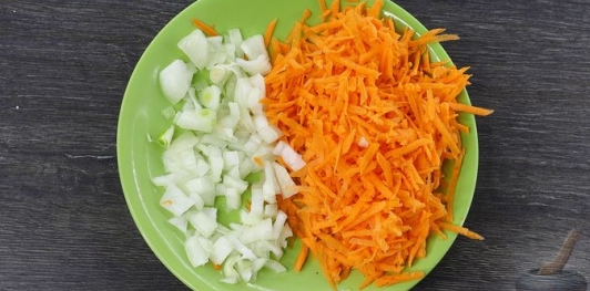 Фото приготовления рецепта: Гречневый суп с фрикадельками и сыром - шаг №12