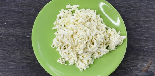 Фото приготовления рецепта: Гречневый суп с фрикадельками и сыром - шаг №15