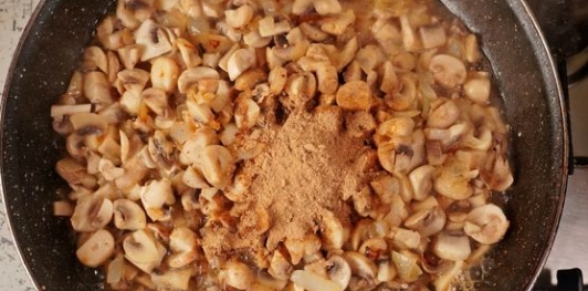 Фото приготовления рецепта: Икра грибная - шаг №8