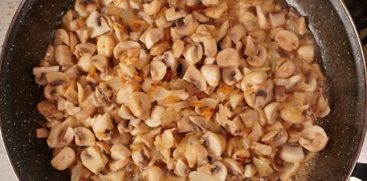 Фото приготовления рецепта: Икра грибная - шаг №7