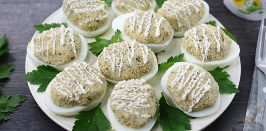 Фото приготовления рецепта: Яйца, фаршированные шпротами и маринованными огурцами - шаг №15