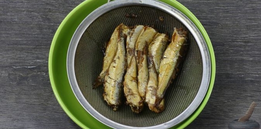 Фото приготовления рецепта: Яйца, фаршированные шпротами и маринованными огурцами - шаг №3