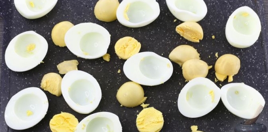 Фото приготовления рецепта: Яйца, фаршированные шпротами и маринованными огурцами - шаг №7