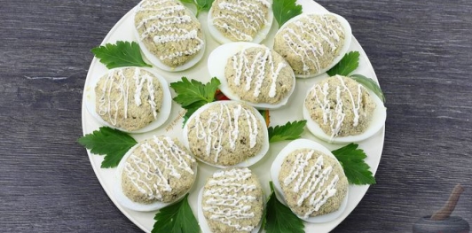 Фото приготовления рецепта: Яйца, фаршированные шпротами и маринованными огурцами - шаг №13