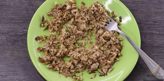 Фото приготовления рецепта: Яйца, фаршированные шпротами и маринованными огурцами - шаг №4